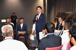 　茨城県のＪＡ関係者らと意見交換する小泉農相＝９日午後、茨城県桜川市