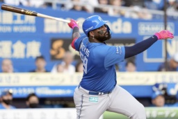 　１回日本ハム無死満塁、レイエスが右越えに先制の本塁打を放つ＝ＺＯＺＯマリン