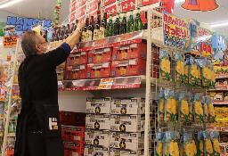 　量販店のビール売り場＝３月、東京都大田区