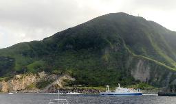 9日、避難を希望した住民らを乗せ鹿児島県十島村の悪石島を出港するフェリー(第10管区海上保安本部提供)