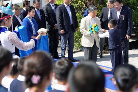 「新モンゴル学園」に到着し、出迎えを受けられる天皇陛下=10日、ウランバートル(代表撮影・共同)