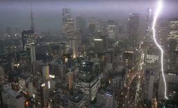 東京・東新橋に設置した定点カメラが捉えた稲妻。前線などの影響で関東甲信と東北地方で大気の状態が非常に不安定になった=10日夕