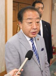 　栃木県小山市で記者団の取材に応じる立憲民主党の野田代表＝１０日午後