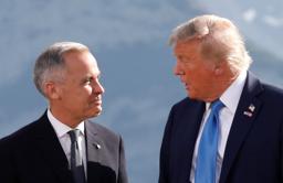 　先進７カ国首脳会議（Ｇ７サミット）でトランプ米大統領（右）と会話を交わすカナダのカーニー首相＝６月、カナダ・カナナスキス（ロイター＝共同）