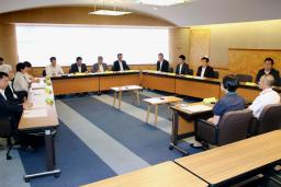 静岡県伊東市議会が開いた、田久保真紀市長の学歴問題に関する百条委員会の初会合=11日午前