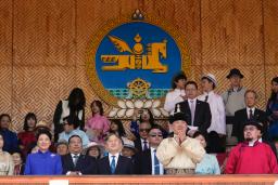 モンゴルの祭典「ナーダム」の開会式に臨まれる天皇、皇后両陛下。手前右から2人目はフレルスフ大統領=11日、ウランバートル(共同)