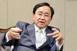 　インタビューに答える日本生産性本部の小林喜光会長