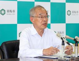 記者会見する長野県須坂市の三木正夫市長=11日午前、須坂市