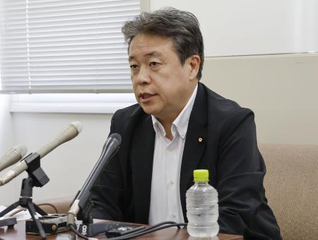 　記者会見で陳謝する自民党の鶴保庸介参院予算委員長＝９日、和歌山市