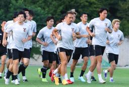 　中国戦に向け、最終調整する長友（中央）ら日本代表＝水原（共同）