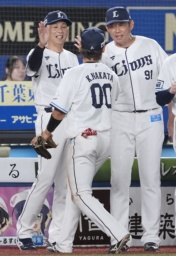 　延長１２回引き分けに終わり、ナインを迎える西武・西口監督（左）＝ＺＯＺＯマリン