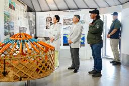 モンゴルのホスタイ国立公園でインフォメーションセンターを視察される天皇、皇后両陛下=12日(共同)