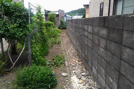 ヒグマが男性を引きずりながら抜けて行った民家の通路=12日午前、北海道福島町