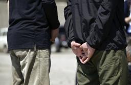 知床観光船沈没事故の洋上慰霊を前に、思いを語る小柳宝大さんの父親(左)と7歳だった息子と元妻が乗船していた帯広市の男性=12日午後、北海道斜里町