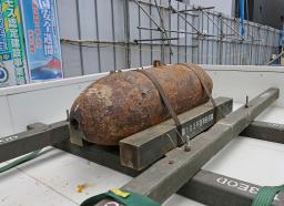 名古屋市中区丸の内の工事現場から回収される不発弾=13日午後