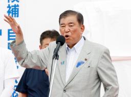 街頭演説する自民党総裁の石破首相=13日午後、熊本県菊池市