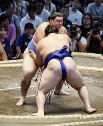 大の里が寄り切りで欧勝馬を下す=IGアリーナ