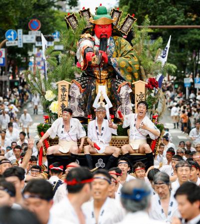 　「集団山笠見せ」で披露された「東流」の舁き山笠＝１３日午後、福岡市