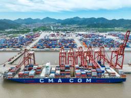 　中国浙江省の寧波舟山港に停泊するコンテナ船＝６月（共同）