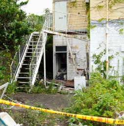 階段の踊り場が崩落した長崎市愛宕のアパート=14日午後0時47分