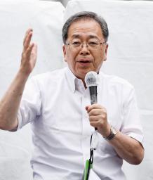 街頭演説する公明党の斉藤代表=14日午後、大阪府枚方市