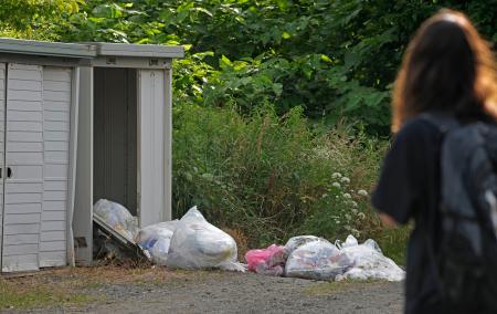 ヒグマに荒らされたとみられるスーパーのごみ置き場=15日午前、北海道福島町