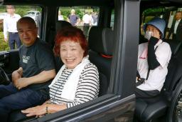 石川県輪島市で実証実験が始まった「公共ライドシェア」の利用者=15日午前