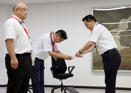 愛知県と名古屋市の教育委員会幹部に児童や生徒を犯罪から守る対策を進めるよう要請し、文書を手渡す県警生活安全特別捜査課の三浦久直課長(右)=15日午前、県警本部