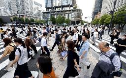 　東京・丸の内のオフィス街を行き交う人たち＝７月