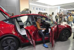 　インド・ムンバイの米テスラのショールームに展示されたモデルＹ＝１５日（ＡＰ＝共同）