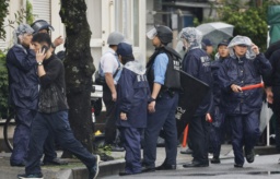 現場付近に集まった警視庁の警察官=15日午後6時10分、東京都足立区