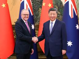 オーストラリアのアルバニージー首相(左)と握手する中国の習近平国家主席=15日、北京の人民大会堂(新華社=共同)