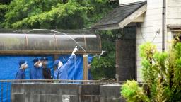 男性の遺体が見つかった住宅を調べる茨城県警の捜査員ら=15日午前11時26分、茨城県河内町