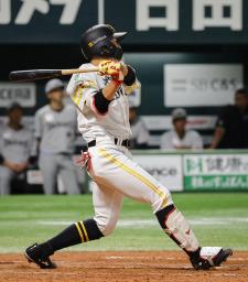 　３回ソフトバンク２死一、二塁、山本が左越えにプロ初本塁打となる３ランを放つ＝みずほペイペイドーム