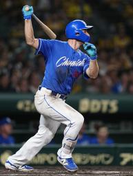 　１１回中日１死二塁、ボスラーが左中間に決勝の二塁打を放つ＝甲子園