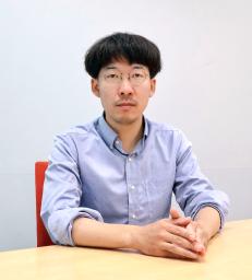 取材に応じる旧統一教会2世の野浪行彦さん=5月、東京・東新橋