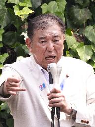 街頭演説する自民党総裁の石破首相=12日、名古屋市