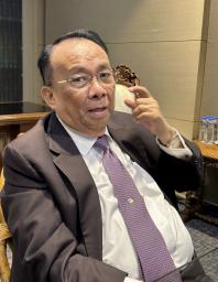 16日、マニラのマラカニアン宮殿(大統領府)でインタビューに応じるフィリピンのルーカス・ベルサミン官房長官(共同)