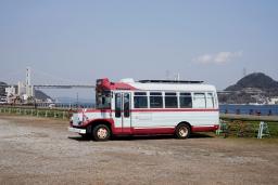 被爆者の描いたスケッチブックなどを展示する「アートバス」(爆心へ/To Hypocenter提供)