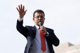 演説するイマモール市長=1月、イスタンブール(ロイター=共同)