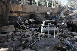 16日、イスラエル軍に攻撃されたシリア暫定政府の国防省=ダマスカス(ゲッティ=共同)