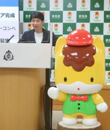 記者会見する山本一太群馬県知事と「ぐんまちゃん」のフィギュア=17日午後、群馬県庁