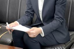 和解後、記者会見する自殺した男性教諭の妻=17日午前、名古屋市