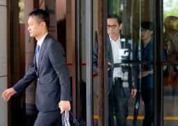 韓国サムスン電子の李在鎔会長の無罪判決が確定し、最高裁を出る李会長の弁護団=17日、ソウル(聯合=共同)