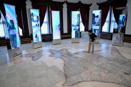 報道公開された北海道庁旧本庁舎「赤れんが庁舎」の内部。2階にはデジタルサイネージが設置され、アイヌの文化を紹介する映像が流れる=17日午後、札幌市中央区