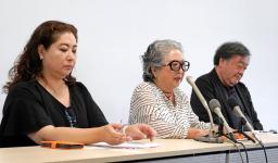 　記者会見する山崎年子さん（中央）ら＝１７日午後、長崎市