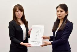 　厚労省担当者（右）に要望書を手渡す広島県の北原加奈子健康福祉局長＝１７日午後、厚労省