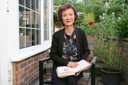 コルベ神父らの生きざまを描いたノンフィクションを執筆した阿部菜穂子さん=5月、英南部サリー州(共同)