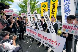 福井中3殺害事件の再審判決を受け、「前川さんは無罪」などと書かれた紙を掲げる弁護士ら=18日午後、名古屋高裁金沢支部前