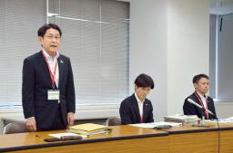 　記者会見する北九州市教育委員会の担当者ら＝１８日午後、北九州市